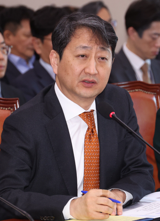 안덕근 산업통상자원부 장관이 19일 오전 서울 여의도 국회에서 열린 산업통상자원중소벤처기업위원회 전체회의에서 발언하고 있다. 뉴시스