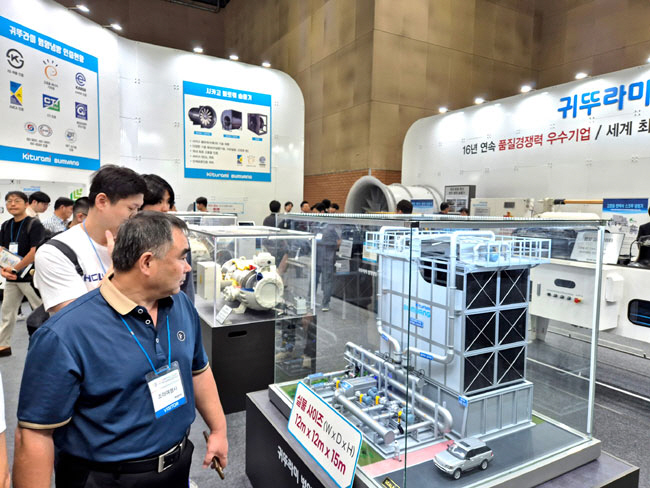 지난해 9월 25일 경기 고양시 킨텍스에서 열린 ‘제17회 한국국제냉난방공조전(HARFKO 2024)’을 찾은 관람객들이 귀뚜라미 부스 전시품을 둘러보고 있다.  귀뚜라미 제공