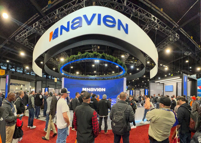 지난해 1월 22일 미국 시카고에서 열린 북미 최대 냉난방 공조 전시회 ‘AHR 엑스포 2024’에서 관람객들이 경동나비엔 부스를 살펴보고 있다.  경동나비엔 제공