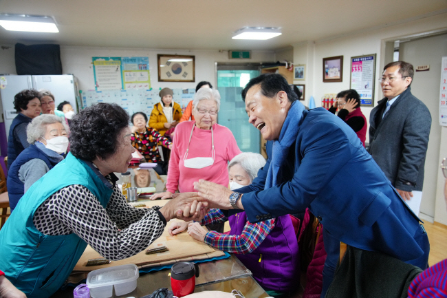 이승로(앞줄 오른쪽) 서울 성북구청장이 지난 13일 석관동 한 경로당을 찾아 어르신과 인사를 나누고 있다. 이 구청장은 “사회적 안전망 구축과 민생 안정을 최우선 과제로 삼아 구민 삶에 실질적 변화를 만들어 가겠다”고 밝혔다. 성북구청 제공
