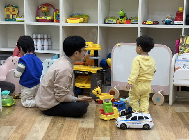 부모와 아이들이 놀이 코칭을 통해 배운 내용을 실습하는 모습. 초록우산 제공