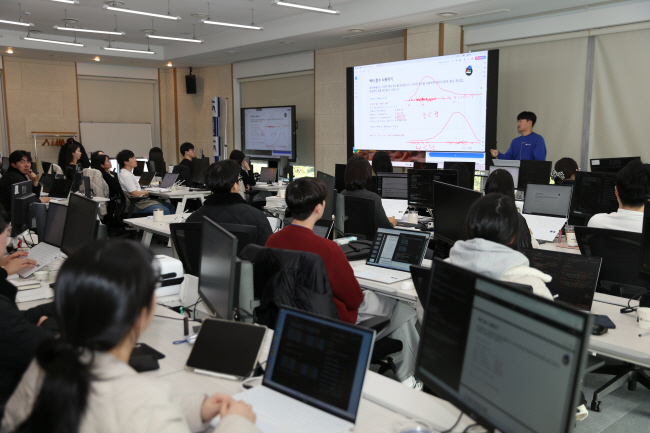 지난 20일 경기 안성시 LS미래원에서 취업 준비생들이 데이터 관련 역량 합숙 교육인 ‘LS 빅데이터 스쿨’ 강의를 듣고 있다. LS 제공