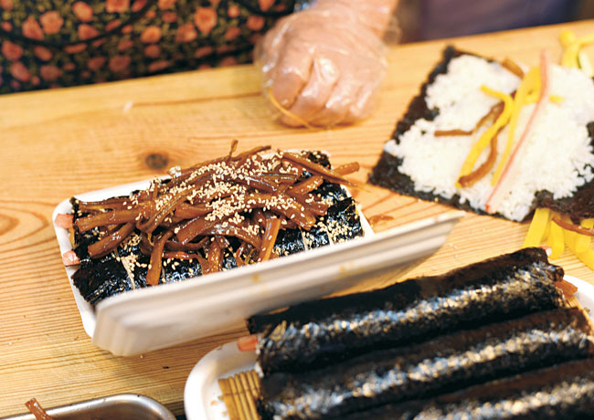 경주 성동시장 ‘보배김밥’의 우엉김밥.