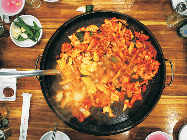 춘천 석사동 ‘비와별 닭갈비’의 닭갈비.