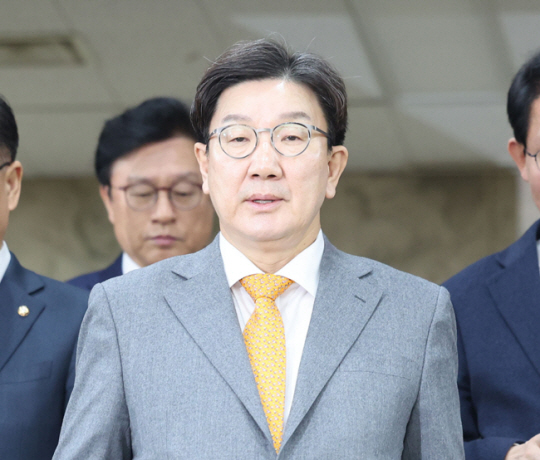 권성동 국민의힘 원내대표가 25일 오전 서울 여의도 국회에서 열린 원내대책회의에 참석하고 있다. 뉴시스