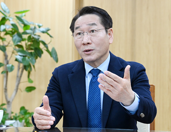 대한민국 시도지사협의회장인 유정복 인천시장이 지난 17일 인천 남동구 구월동 인천시청사에서 진행된 문화일보와의 인터뷰에서 대통령과 국회의 권한남용을 막을 방안으로 개헌의 중요성을 강조하고 있다. 곽성호 기자