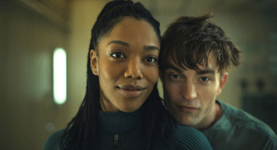 로맨스 풍기는 '미키17'… 봉준호식 SF란 이런 것