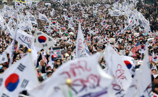 1일 서울 여의대로에서 세이브코리아 주최 ‘3·1절 국가비상기도회’ 참가자들이 윤석열 대통령 탄핵 기각을 촉구하고 있다. 연합뉴스