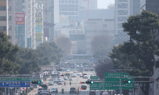 대구지역 초미세먼지 농도가 ‘나쁨‘ 수준을 보인 26일 대구 북구 산격동에서 바라본 도심이 뿌옇게 보이고 있다. 뉴시스