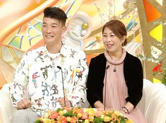 일본 TV아사히 계열 ABC TV 프로그램에 출연한 도미오카 이사무와 미도리 부부. 뉴시스