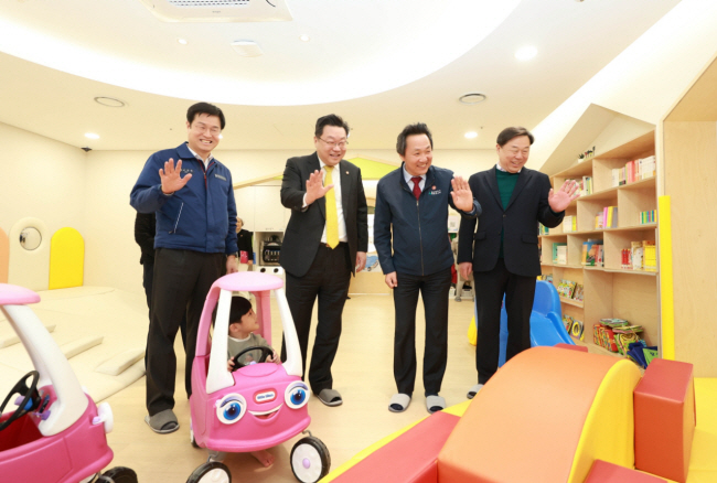 지난달 20일 주형환(왼쪽 두 번째) 저출산고령사회위원회 부위원장이 울산 동구에 위치한 상생형 공동직장어린이집인 ‘HD현대 해피보트어린이집’을 방문해 원생들을 향해 손을 흔들고 있다. 저출산고령사회위원회 제공