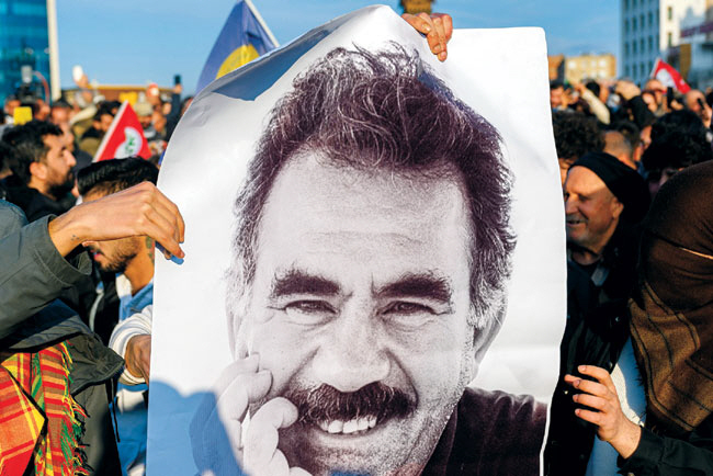 지난 2월 27일 튀르키예 디야르바키르에서 쿠르드노동자당(PKK) 지지자들이 수감 중인 압둘라 오잘란의 사진을 들고 석방을 요구하는 시위를 벌이고 있다. 이날 PKK는 오잘란의 무력 중단 촉구에 따라 튀르키예와의 휴전을 선언했다. AFP 연합뉴스