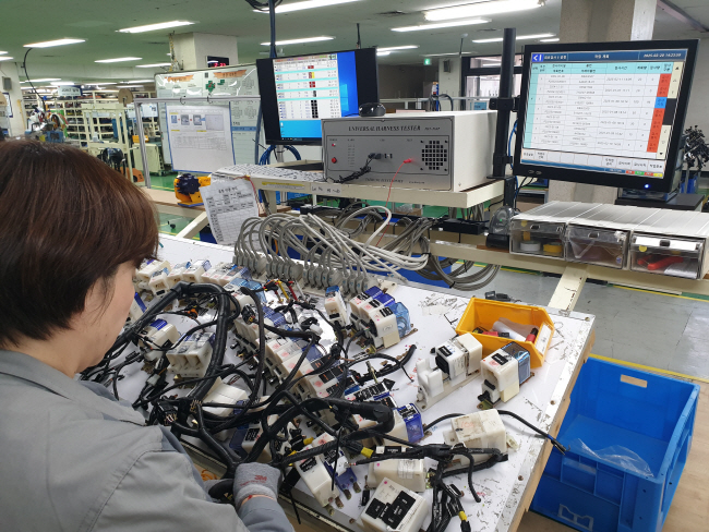 지난달 20일 인천 동구에 위치한 케이블 제조사 천일테크윈 공장에서 한 직원이 ‘와이어링 하네스’의 전기신호가 제대로 흐르는지 여부를 진단하는 회로 검사를 진행하고 있다. 최지영 기자