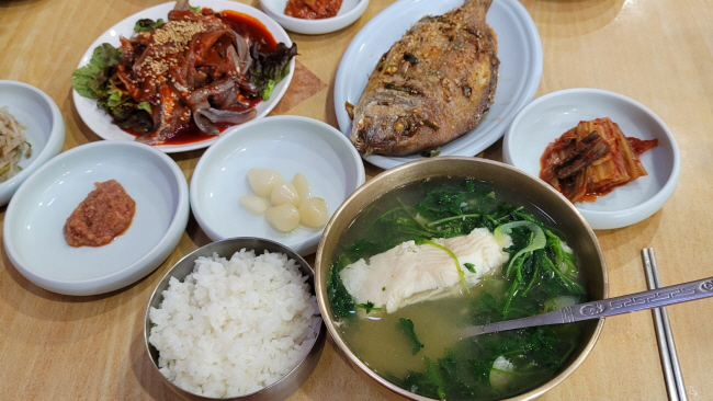 통영항여객선터미널 근처의 식당에서 받은 도다리쑥국.
