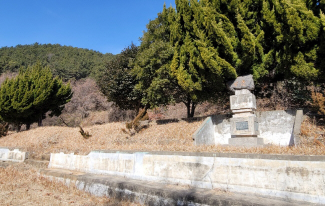좌도 동좌마을의 폐교된 좌도분교 터. 나룻배로 통학하던 섬마을 아이들 4명이 배가 뒤집혀 익사한 뒤에 주민들이 눈물을 뿌리며 지었다는 분교다.