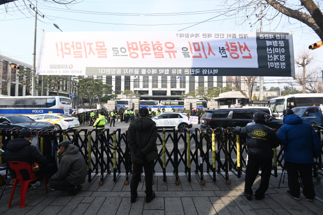 헌법재판소의 윤석열 대통령 탄핵심판 선고가 다음 주로 예상되는 가운데 7일 오전 서울 종로구 헌재 앞에서 윤 대통령 지지자들이 탄핵반대 시위를 벌이고 있다. 문호남 기자