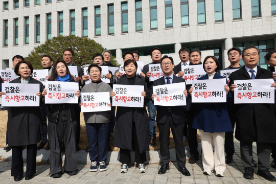 더불어민주당 박범계(앞줄 왼쪽 다섯번째) 의원과 서영교(〃 네번째) 의원 등이 8일 서울 서초구 대검찰청 앞에서 검찰에 윤석열 대통령 구속취소 결정 즉시 항고를 촉구하는 기자회견을 하고 있다. 연합뉴스