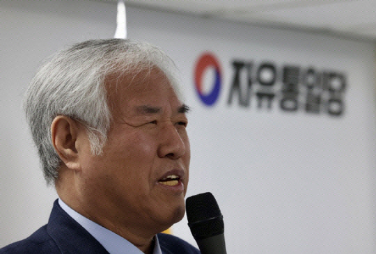 전광훈 사랑제일교회 목사가 지난 5일 서울 영등포구 여의도 자유통일당 당사에서 기자회견을 열고 내란 선동 혐의 관련 입장을 말하고 있다. 뉴시스