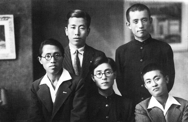 1942년 일본 유학에서 잠시 귀향했을 때의 송몽규(앞줄 가운데)와 윤동주(뒷줄 오른쪽).