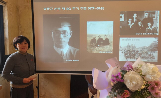 연세대 윤동주기념관에서 지난 7일 열린 ‘송몽규 선생 서거 80주기 헌화식’에서 조카 송시연 씨가 송 선생 사진과 함께 포즈를 취했다.