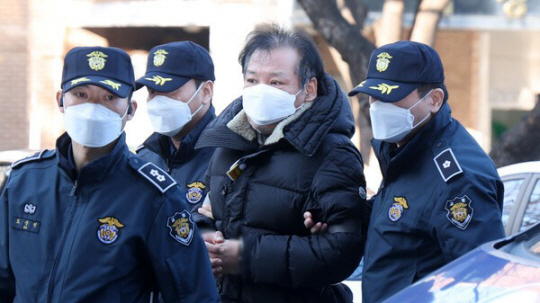 ‘건진법사’ 전성배씨가 지난 2018년 지방선거를 돕겠다는 명목으로 정치인들에게 불법 정치 자금을 받은 혐의로 지난해 12월 검찰에 체포됐다. 뉴시스