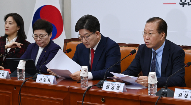 권영세(오른쪽) 국민의힘 비상대책위원장이 10일 오전 국회에서 열린 비대위 회의에서 발언하고 있다. 오른쪽 두 번째는 권성동 원내대표. 곽성호 기자
