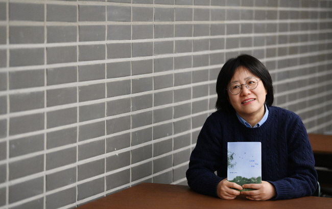 소설집 ‘느리게 가는 마음’을 들고 인터뷰에 응하고 있는 윤성희 작가. 박윤슬 기자