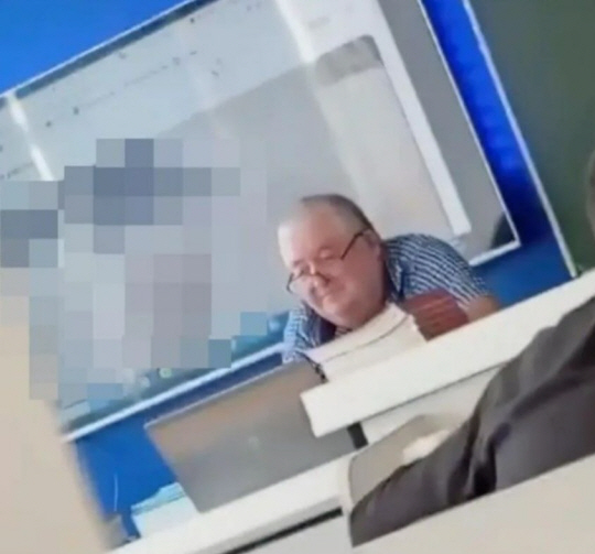 러시아의 한 교실에서 수업 중 대형 스크린에 성인물이 재생됐다. 더 선 뉴시스