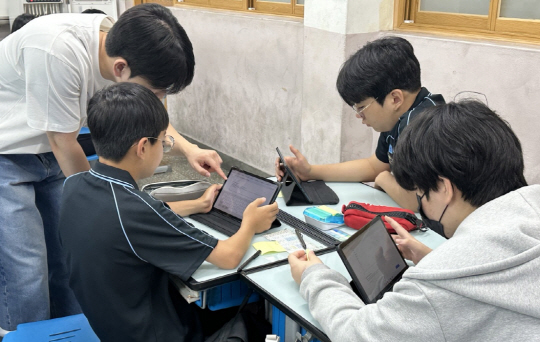 학생들이 인공지능(AI) 청소년 창업 체험 교육에 참여하고 있다. 동대문구청 제공