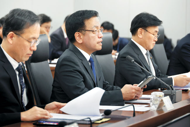 최상목(왼쪽 두 번째) 대통령 권한대행 부총리 겸 기획재정부 장관이 12일 정부세종청사에서 열린 ‘국정현안관계장관회의 겸 경제관계장관회의 겸 산업경쟁력강화관계장관회의’에서 모두 발언을 하고 있다. 연합뉴스