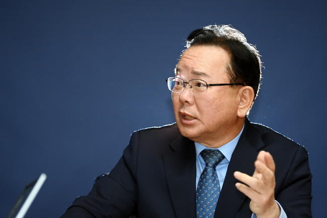 김부겸 전 국무총리가 12일 서울 중구 문화일보 본사에서 진행된 인터뷰에서 정국에 대한 견해를 밝히고 있다.  윤성호 기자