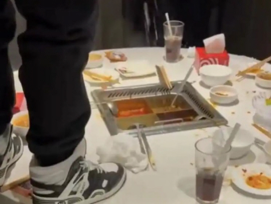 한 중국 남성이 훠궈 음식점인 하이디라오에서 냄비에 소변을 보고 있는 모습. 웨이보 캡처.