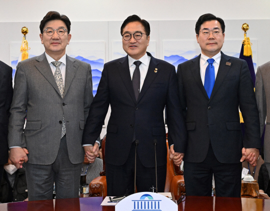 우원식(가운데) 국회의장이 6일 서울 여의도 국회 의장집무실에서 열린 국정협의회에서 권성동(왼쪽) 국민의힘 원내대표, 박찬대 더불어민주당 원내대표와 기념촬영을 하고 있다. 연합뉴스