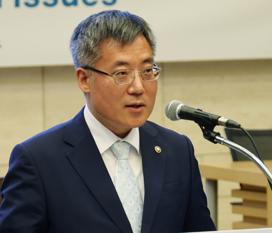 김석우 법무부 장관 직무대행이 6일 서울 중구 대한상공회의소에서 열린 ‘해외진출 기업 법률지원 세미나’에서 인사말을 하고 있다. 대한상공회의소 제공
