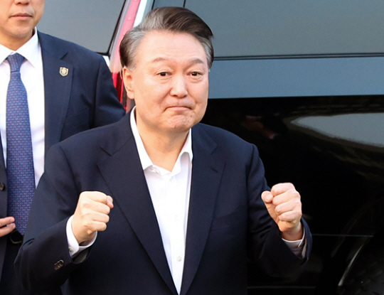 윤석열 대통령이 지난 8일 석방돼 서울 한나동 관저 앞에서 지지자들에게 인사하고 있다. 뉴시스