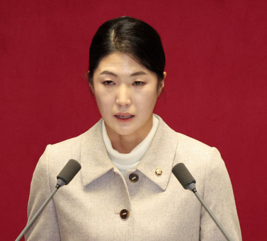 김은희 전 국민의힘 의원이 지난해 1월 여의도 국회 본회의장에서 열린 제411회국회(임시회) 4차 본회의에서 의원선서를 마친 후 인사말을 하고 있다. 뉴시스