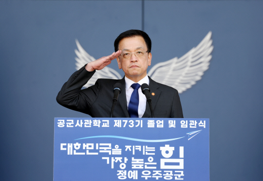 최상목 대통령 권한대행 부총리 겸 기획재정부 장관이 12일 청주 공군사관학교에서 열린 제73기 졸업 및 임관식에서 축사한 뒤 거수경례를 하고 있다. 뉴시스