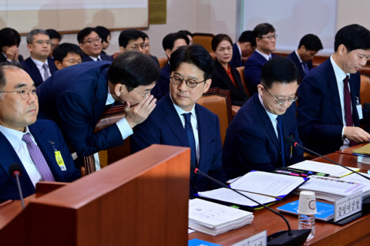 이창수(앞줄 가운데) 서울중앙지검장이 지난달 18일 국회 법제사법위원회의 서울고검·서울중앙지검 등 수도권 검찰청에 대한 국정감사에 출석해 검찰 관계자로부터 귓속말 보고를 받고 있다. 문호남 기자