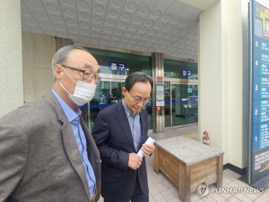 박남서(오른쪽) 경북 영주시장이 지난해 11월 대구고법에서 열린 항소심에서 당선무효형을 선고받고 법정을 빠져 나가고 있다. 연합뉴스.