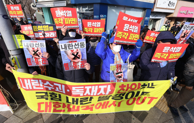 13일 오전 서울 종로구 헌법재판소 인근에서 윤석열 대통령 탄핵 찬성 시위대가 ‘윤석열 즉각 파면’ 등을 외치고 있다. 연합뉴스