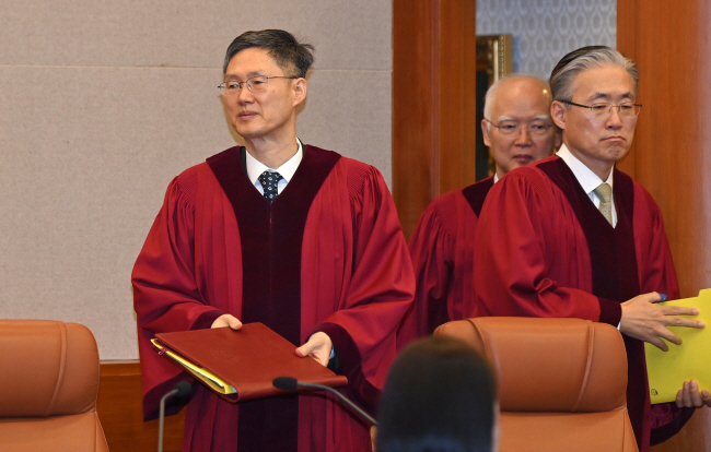 13일 오전 최재해 감사원장과 이창수 서울중앙지검장 등 검사 3인에 대한 탄핵심판 선고를 앞두고 문형배 헌법재판소장 권한대행을 비롯한 재판관들이 서울 종로구 헌재 심판정으로 들어서고 있다. 백동현 기자