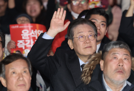 이재명 더불어민주당 대표가 지지자들에게 손을 들어 인사하고 있다. 뉴시스