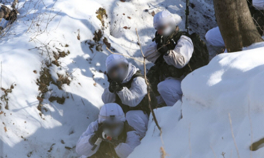 혹한기 훈련 중인 군 장병들. 사진은 기사 내용과 관련 없음. 육군 제공