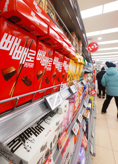 서울의 한 대형마트에 과자 제품들이 진열돼 있다. 연합뉴스