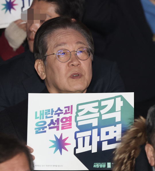 이재명 더불어민주당 대표가 9일 오후 서울 종로구 경복궁역 4번출구 인근에서 열린 ‘윤석열즉각퇴진·사회대개혁 비상행동 탄핵 촉구 집회‘에서 구호를 외치고 있다. 뉴시스