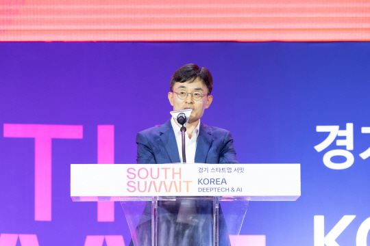 지난해 9월 25일 경기 수원시 영통구 일원 수원컨벤션센터에서 열린 경기도경제과학원(경과원) 주관 ‘2024 경기 스타트업 서밋’ 개막식에서 당시 경기도 경제부지사였던 김현곤 신임 경과원장이 축사를 하고 있다. 경과원 제공