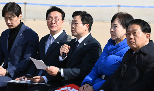 박찬대(왼쪽 세 번째) 더불어민주당 원내대표가 14일 오전 서울 종로구 광화문 앞에서 열린 현장 최고위원회의에서 발언하고 있다. 박윤슬 기자