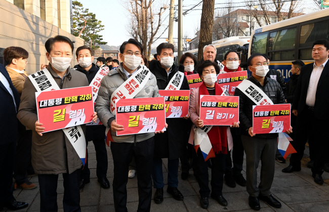 윤상현(앞줄 왼쪽 두 번째) 의원을 비롯한 국민의힘 기독인회 의원들과 강사 전한길 씨 등이 14일 서울 종로구 헌법재판소 인근에서 ‘탄핵 각하 길 걷기’ 기자회견을 갖고 있다. 윤성호 기자