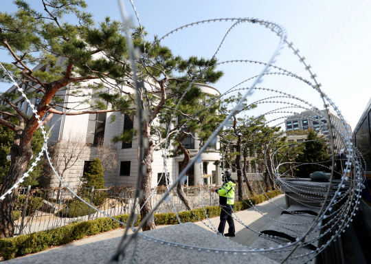 윤석열 대통령 탄핵 심판 선고를 앞둔 14일 서울 종로구 헌법재판소 담벼락에 철조망이 설치돼 있다. 뉴시스
