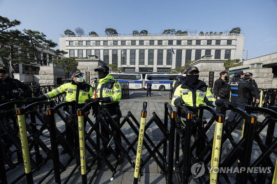 윤석열 대통령 탄핵 심판 선고를 앞두고 지난 11일 서울 종로구 헌법재판소 앞에서 경찰들이 삼엄한 경비를 하고 있다. 연합뉴스